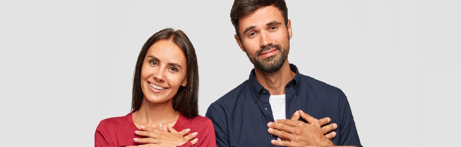 /Blog/emociones-del-bienestar/1500-mujer-hombre-manos-en-el-corazon.jpg