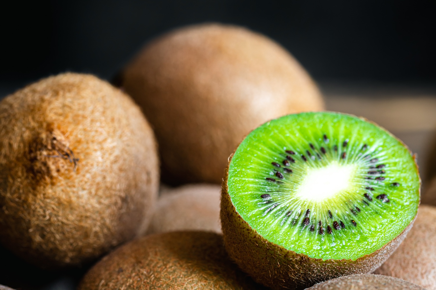 /content/dam/zespri/es/elige-sano/Blog/enero-2026/mujer%20bebiendo.jpg