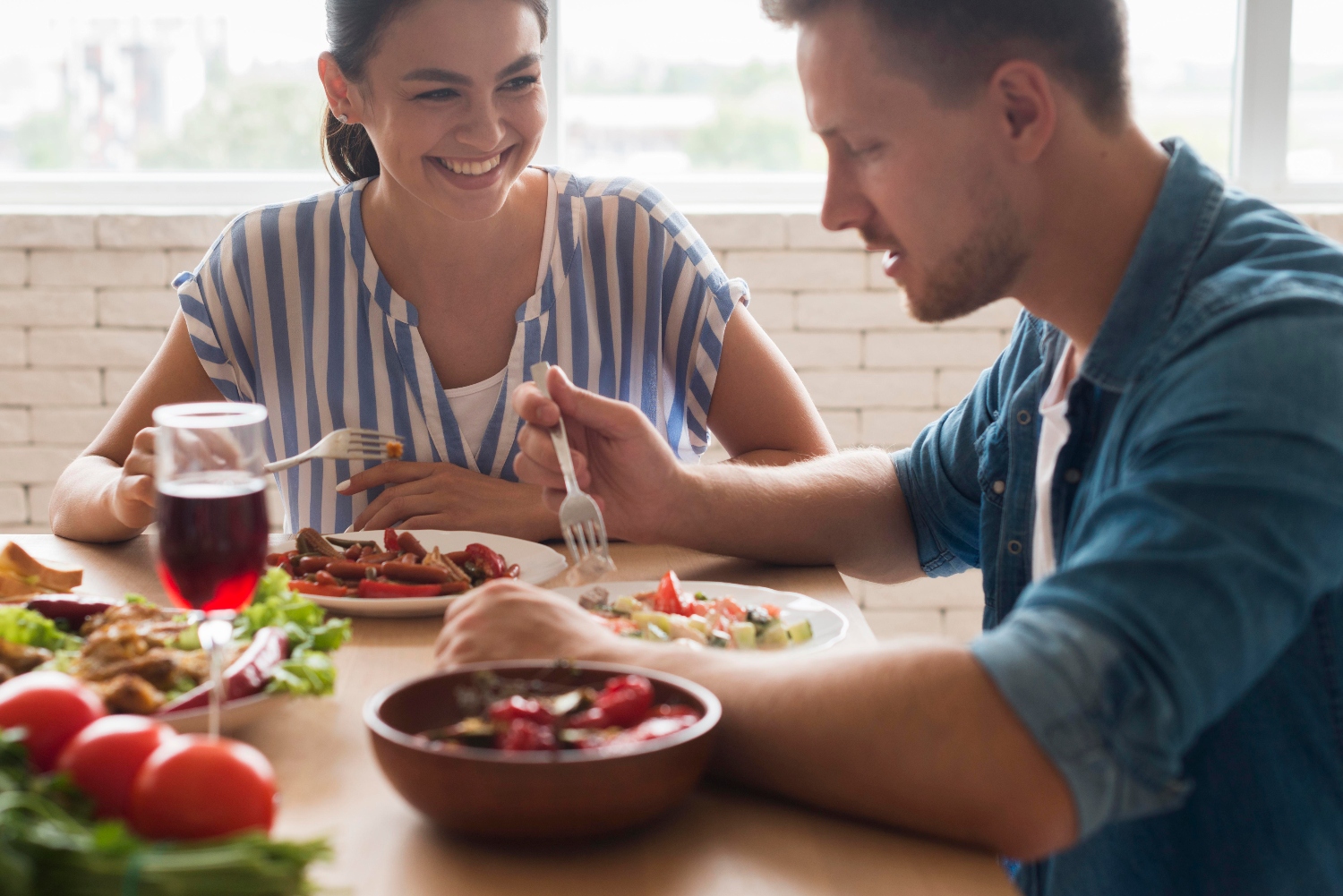 /content/dam/zespri/es/elige-sano/Blog/enero-2026/mujer%20bebiendo.jpg