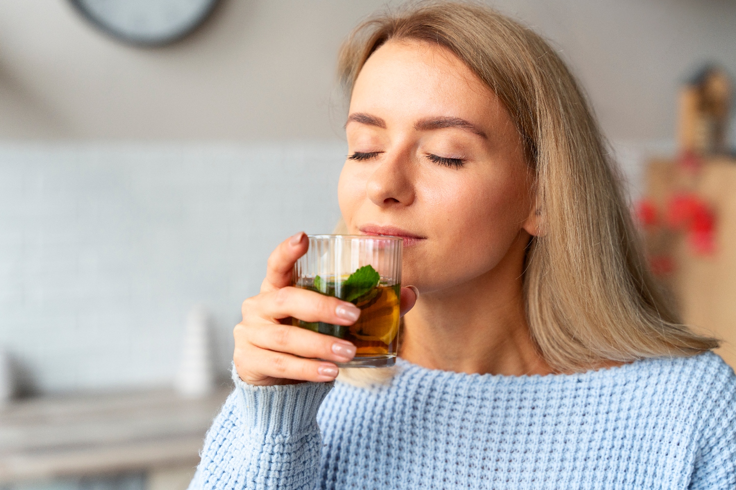 /content/dam/zespri/es/elige-sano/Blog/enero-2026/mujer%20bebiendo.jpg