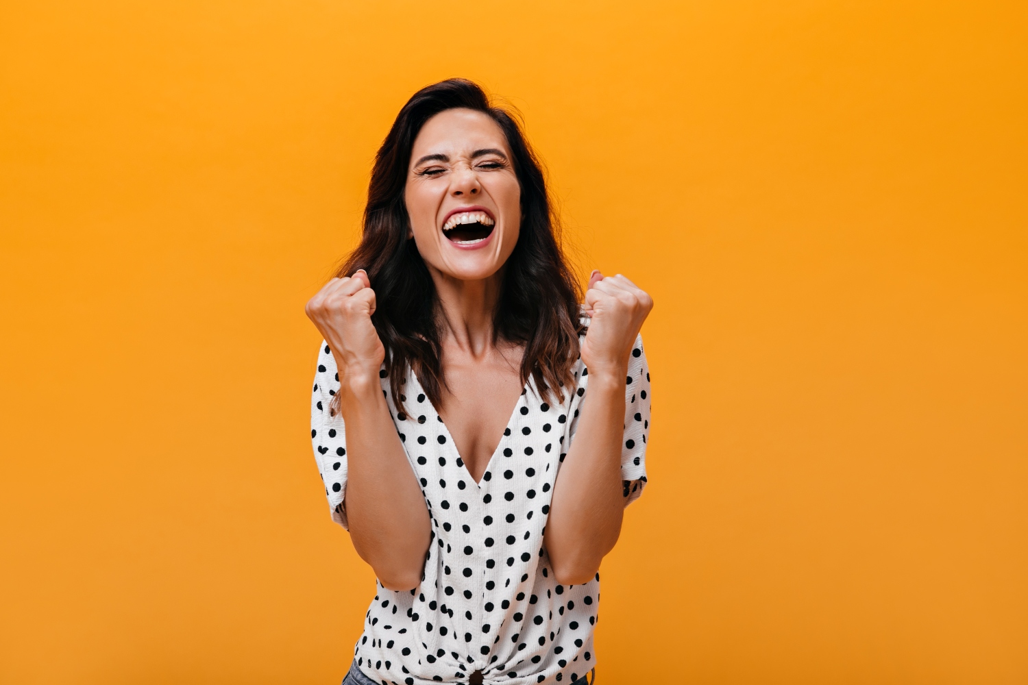 /content/dam/zespri/es/elige-sano/Blog/enero-2026/mujer%20bebiendo.jpg