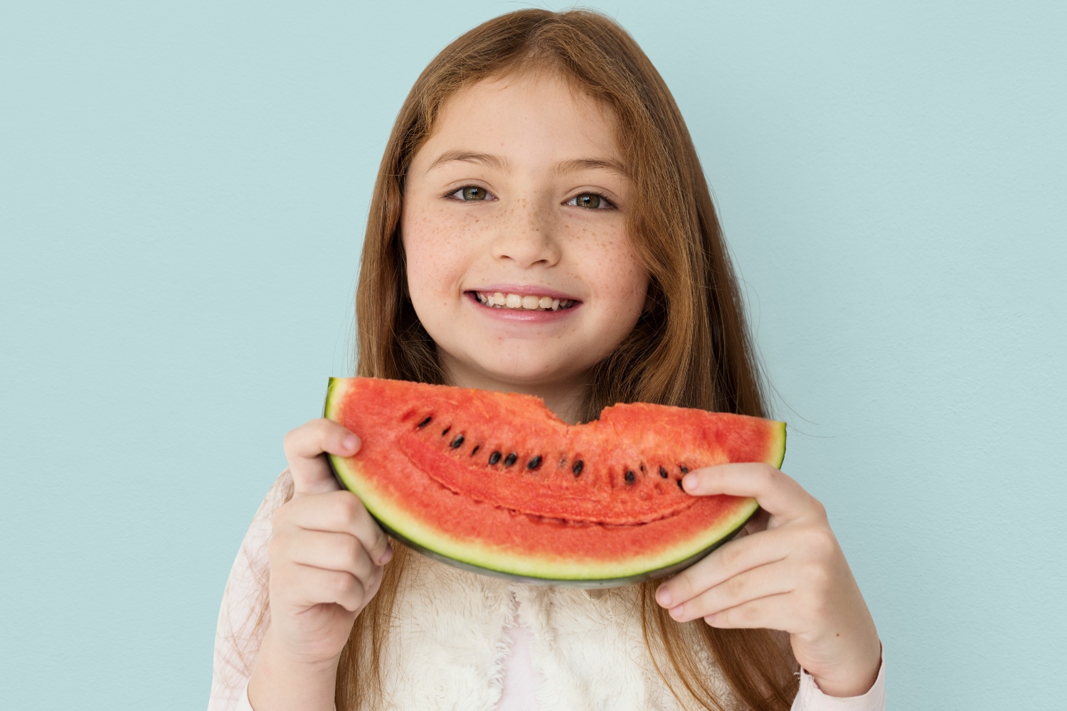 /content/dam/zespri/es/elige-sano/Blog/enero-2026/mujer%20bebiendo.jpg