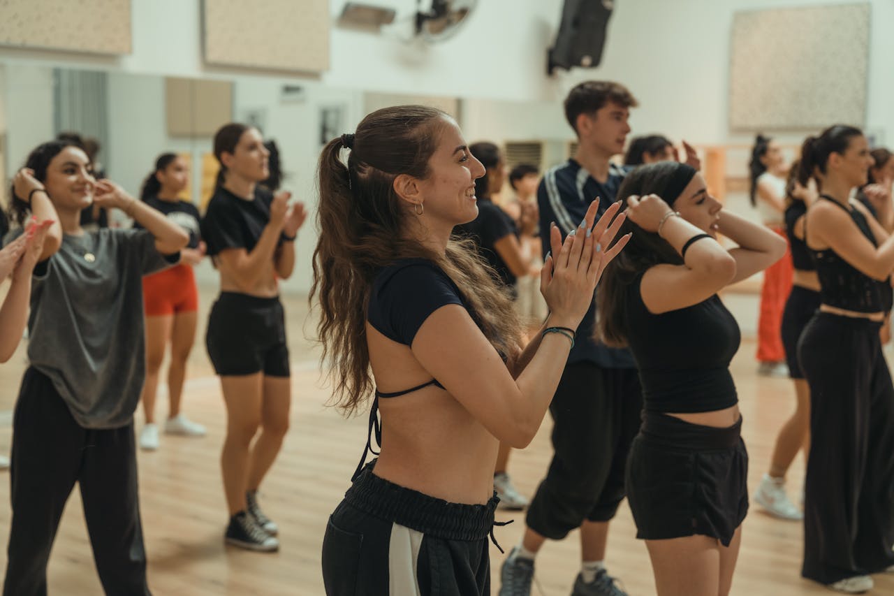 image-blogpost-mueve-el-cuerpo-suelta-el-estres-descubre-por-que-la-zumba-te-ayudara-a-sentirte-increible