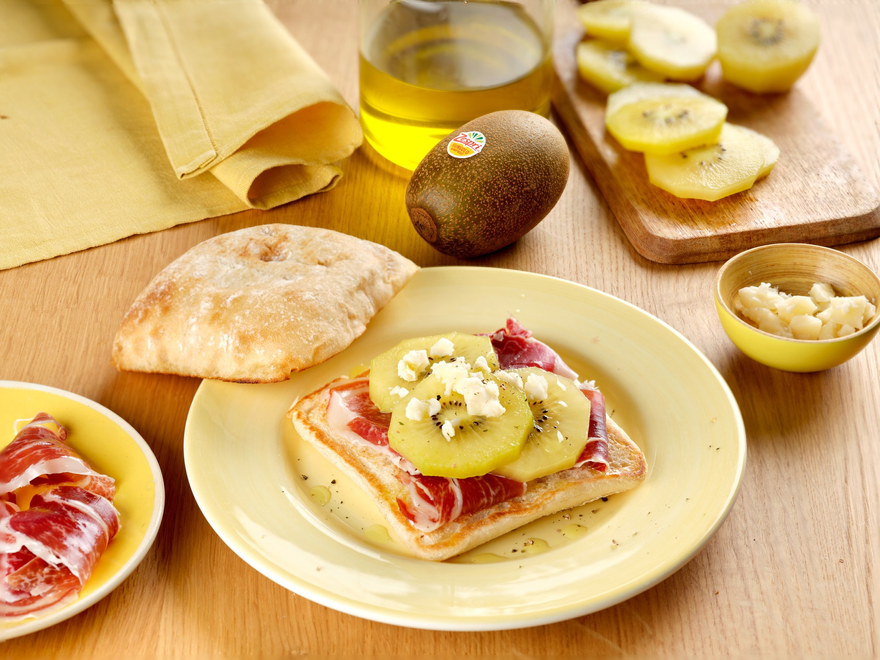 bocadillo-de-jamon-queso-y-kiwi