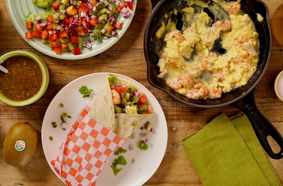 burrito-de-revoltillo-de-gambitas-kiwi-zespri-green-cebolla-y-salsa-verde