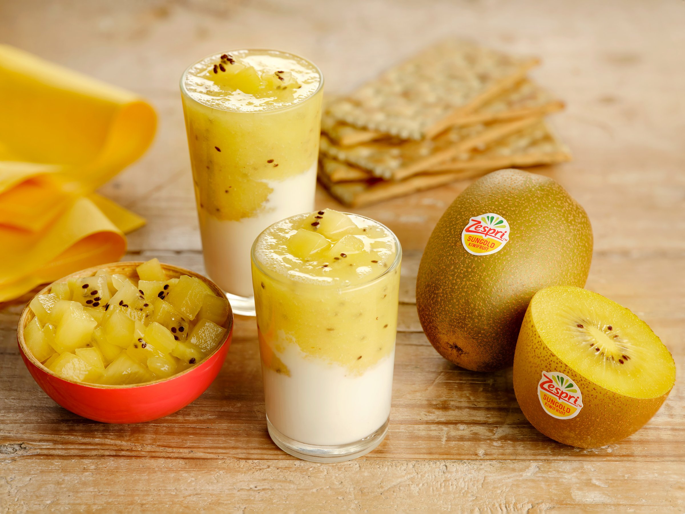 chupitos-de-kiwi-zespri-sungold-y-yogur-de-kefir-con-crakers
