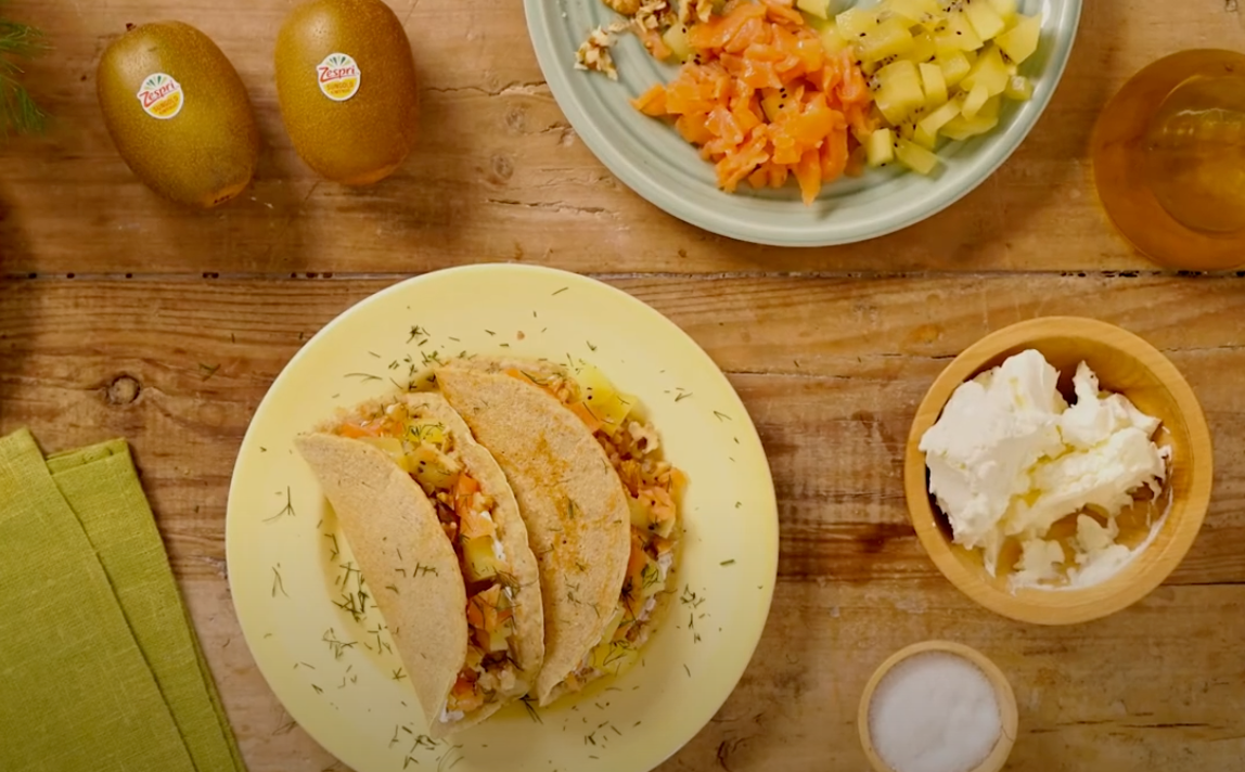 crepes-de-avena-con-queso-crema-kiwi-zespri-sungold-y-salmon-ahumado