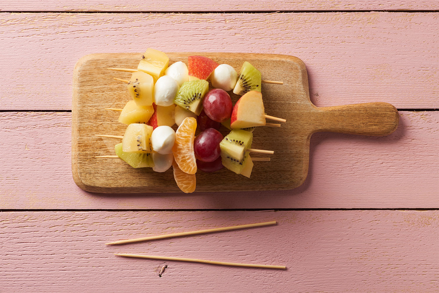 pincho-de-kiwi-zespri-green-y-zespri-sungold-bolitas-de-queso-y-fruta-de-temporada