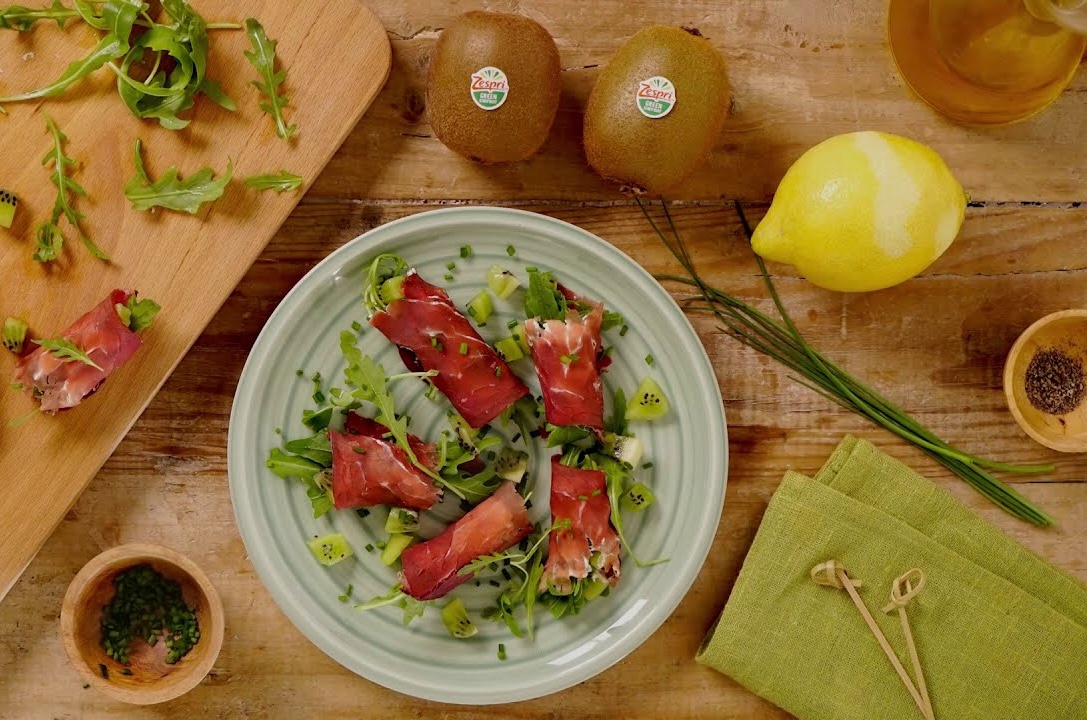 rollitos-de-bresaola-con-rucula-y-kiwi-zespri-green