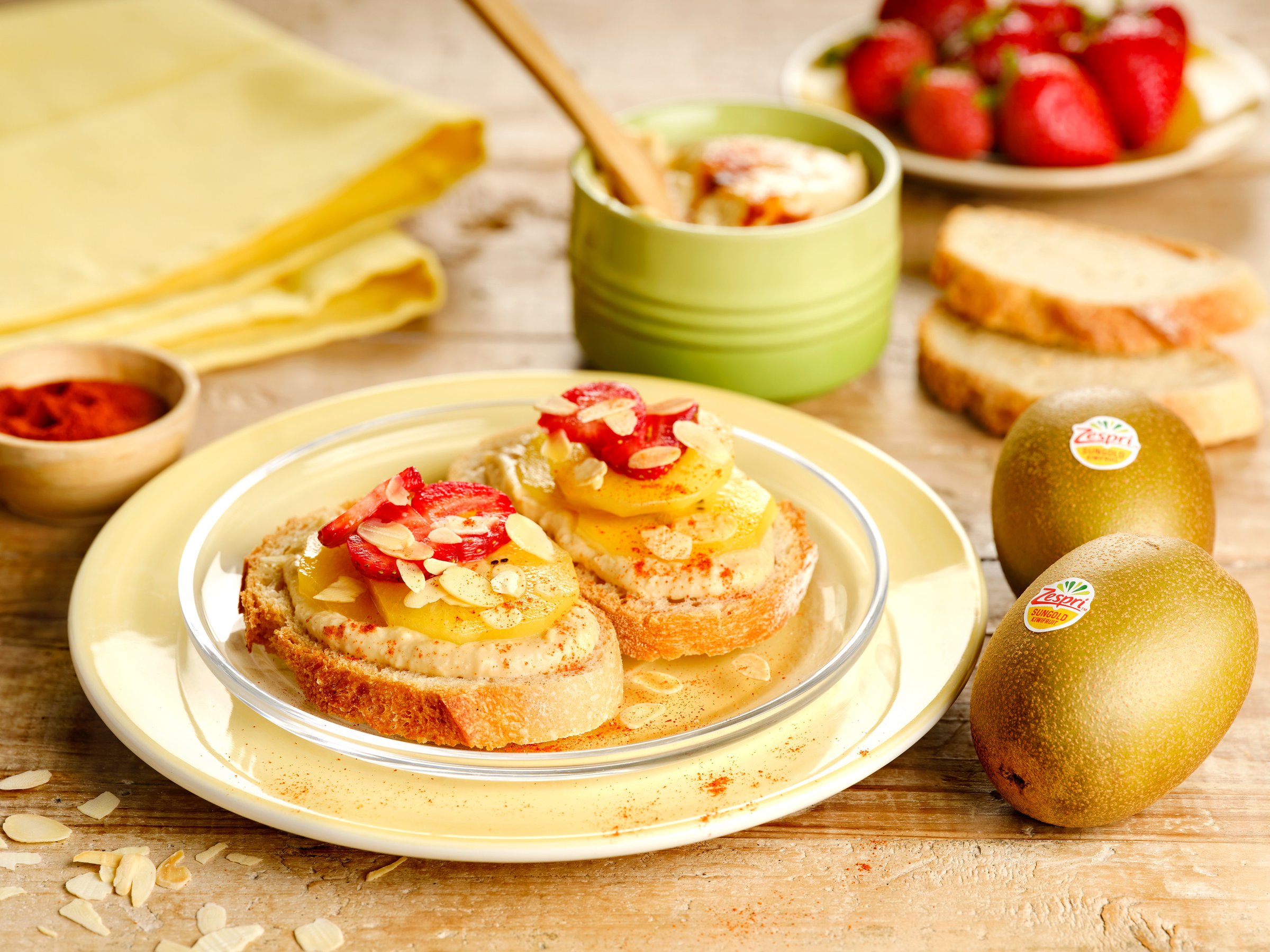 tostada-de-hummus-con-kiwi-zespri-sungold-fresones-y-almendra-laminada