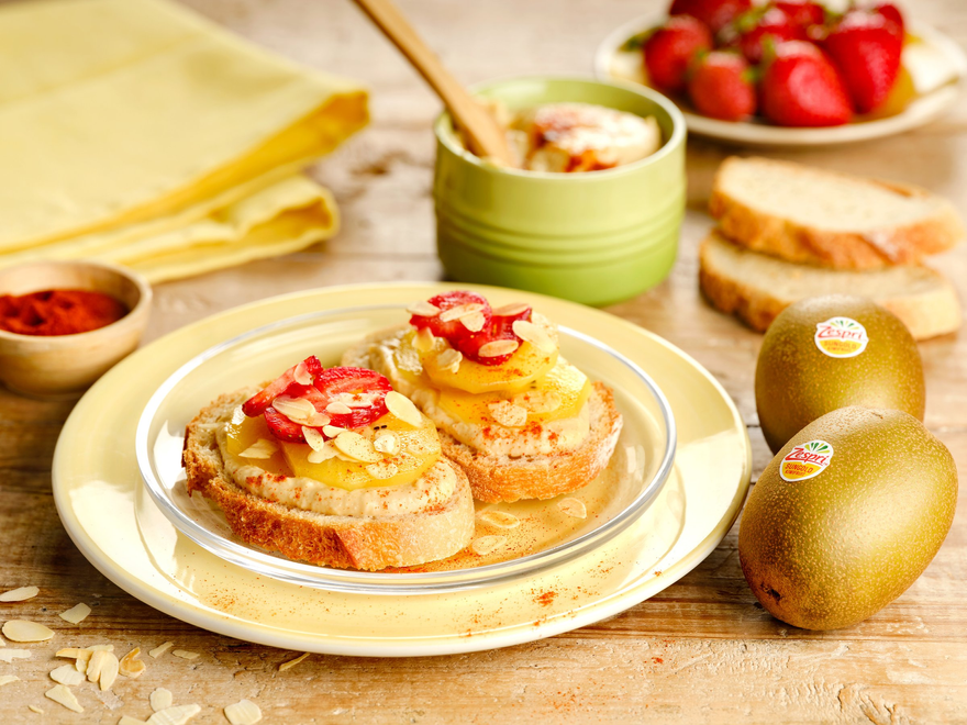 tostada-de-hummus-con-kiwi-zespri-sungold-fresones-y-almendra-laminada