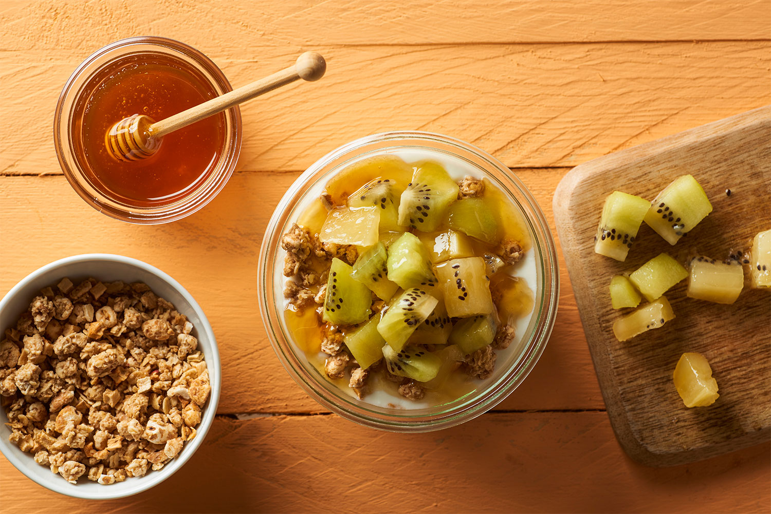 yogur-natural-con-kiwi-zespri-green-y-zespri-sungold-en-cubitos-y-granola