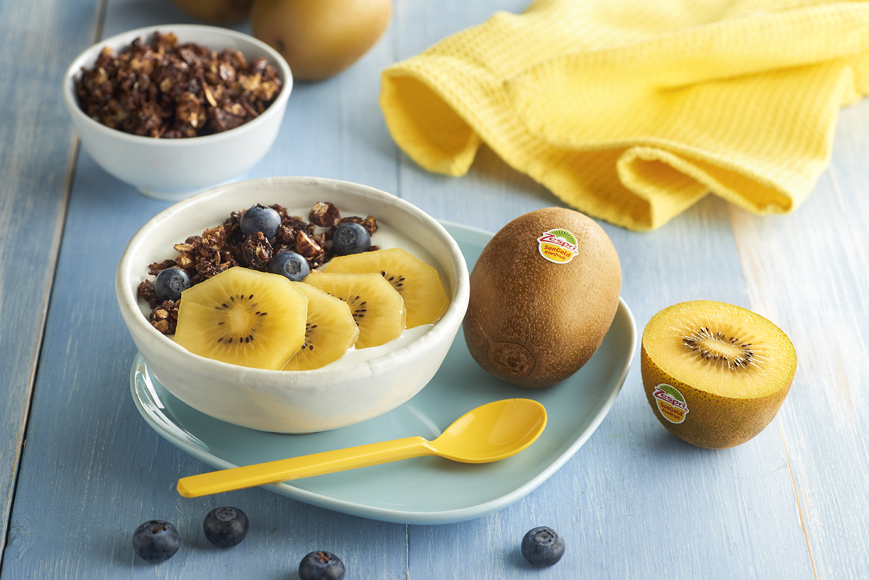 yogurt-con-arandanos-kiwi-zespri-sungold-y-granola-de-chocolate